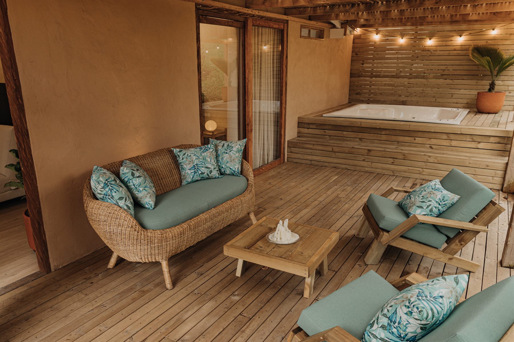 Deck con jacuzzi al atardecer